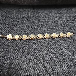 Gold Tone‎ Daisy Bracelet- 7.5 inches